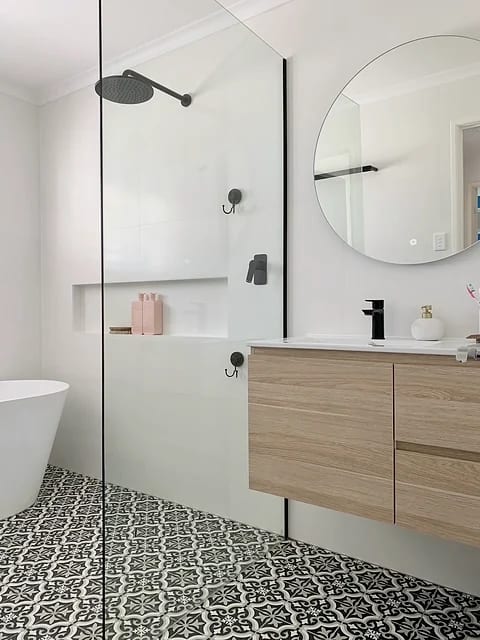Shower with large-format tile, a recessed niche and a linear floor waste